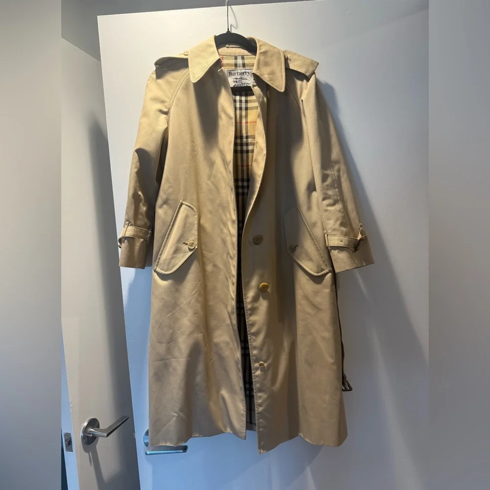 Burberry Tan Trench Coat. It's perfect. Too small for me. Marked M. Is really S. - Picture 1 of 7